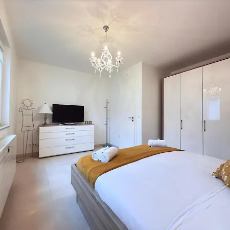 Spacious 2 Bedroom Flat With Balcony And Parking In *