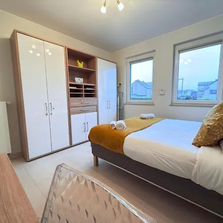 Spacious 2 Bedroom Flat With Balcony And Parking In Apartamento