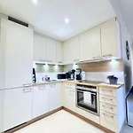 アパート Spacious 2 Bedroom Flat With Balcony And Parking In *