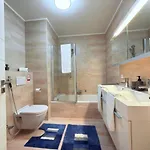 Spacious 2 Bedroom Flat With Balcony And Parking In アパート