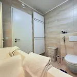 Spacious 2 Bedroom Flat With Balcony And Parking In アパート *