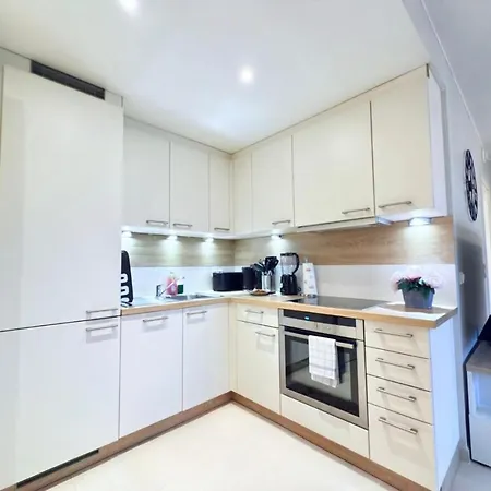 Apartment Spacious 2 Bedroom Flat With Balcony And Parking In *