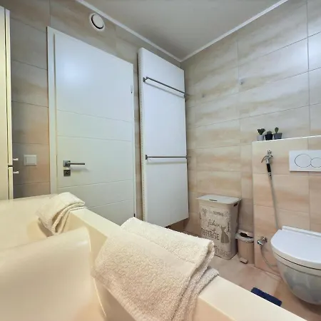 Spacious 2 Bedroom Flat With Balcony And Parking In Apartment *
