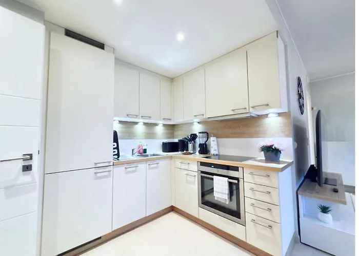 Apartment Spacious 2 Bedroom Flat With Balcony And Parking In *