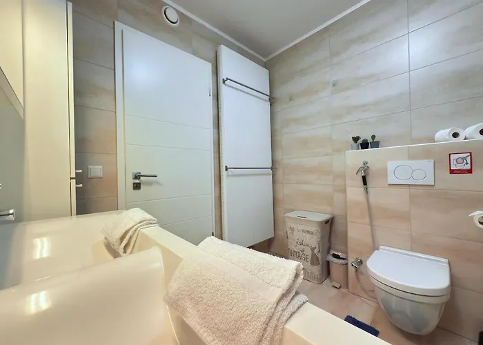 Spacious 2 Bedroom Flat With Balcony And Parking In Apartment *